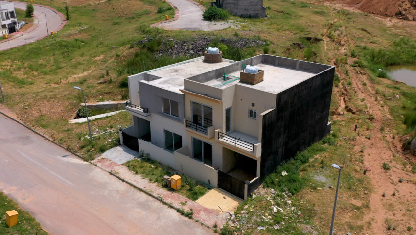 Pictures.00_00_13_21.Still033